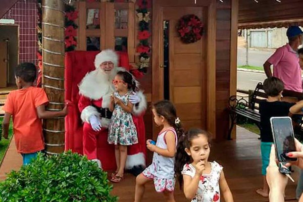 Bom velhinho realimenta o imaginário das crianças em Lagoa Formosa e deseja um Feliz Natal