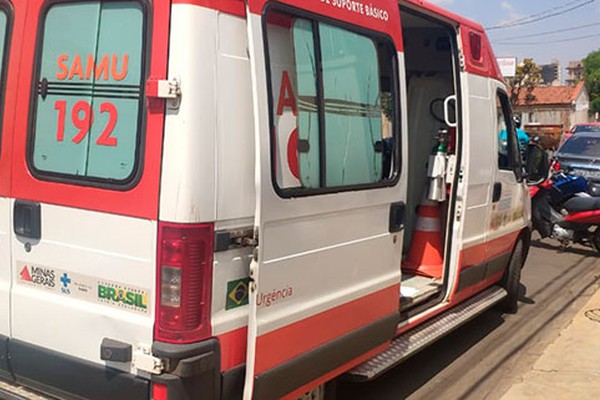 Criança de 2 anos fica ferida ao ser atropelada após desembarcar de carro em Patos de Minas