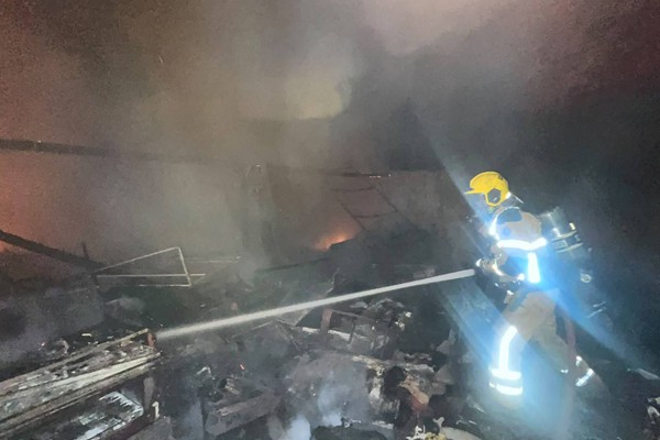 Incêndio atinge residência e estabelecimento de reforma de estofados no bairro Cristo Redentor