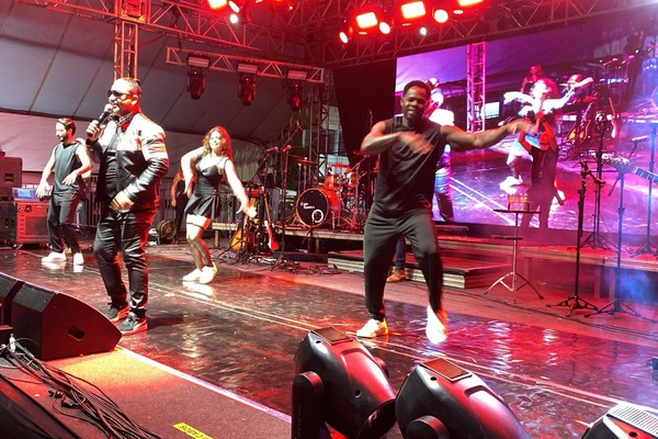 Banda Pagô anima público com diversos estilos musicais na Fenapraça 2026; veja ao vivo