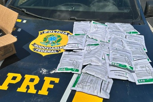 PRF apreende carga de agrotóxicos do Paraguai em ônibus na BR 050