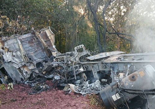 Motorista de 36 anos morre com graves queimaduras após caminhão tombar e pegar fogo na MGC 354