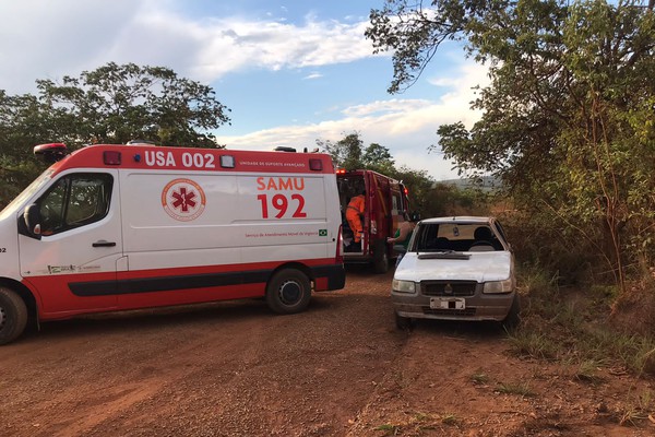 Motorista tenta desviar de animais e capota carro em Patos de Minas; três pessoas ficaram feridas