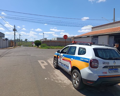 Homem furta carnes da casa da madrasta enquanto ela levava o filho com deficiência ao médico