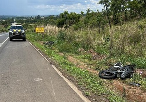 Colisão traseira de motos na BR 365 termina com dois primos feridos