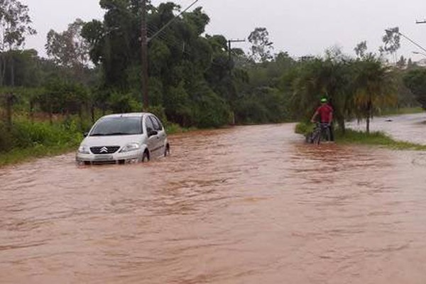 Forte chuva deixa diversas ruas alagadas e casas inundadas em Patos de Minas