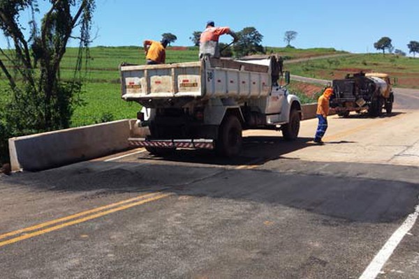 Funcionários reparam danos na ponte da estrada de Pindaíbas, recentemente inaugurada