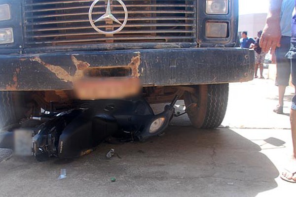 Em acidente impressionante, motociclista sofre escoriações ao ser arrastado por caminhão