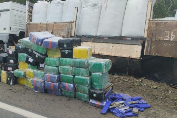 Carreta com cerca de 2 toneladas de maconha sofre acidente na BR-365 e é apreendida pela PRF