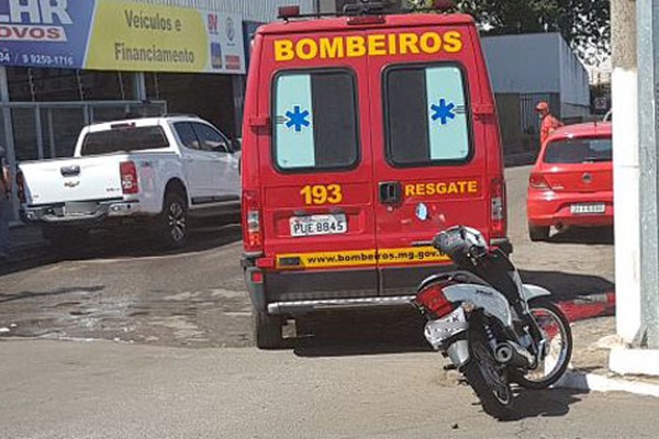 Nem semáforo evita acidente na região central de Patos de Minas e motociclista fica ferida