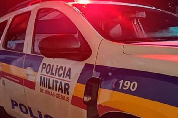 Homem invade casa da ex armado com faca, pisa no ex-cunhado que dormia no chão e acaba dominado