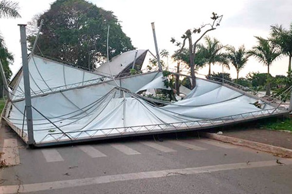 Tendas são arrancadas por vendaval na Orla da Lagoa Grande e vão parar no meio da avenida