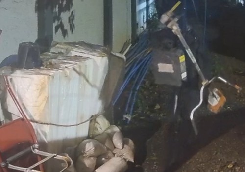 Imagens mostram homem furtando ferramentas de floricultura no bairro Alto Caiçaras em Patos de Minas