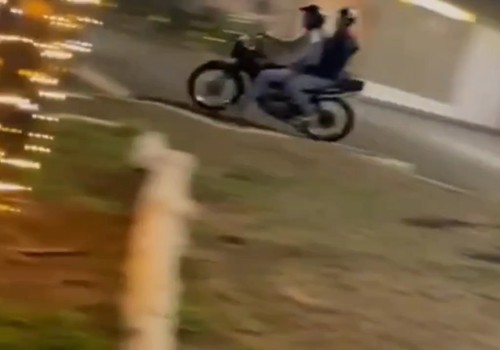 Adolescentes de 14 e 15 anos promovem fuga alucinante em motocicleta e acabam na delegacia