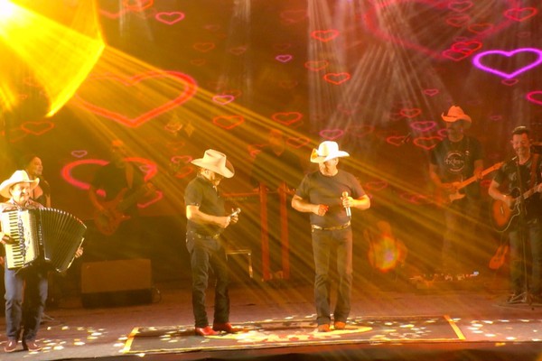 Gino e Geno cantam um dos maiores sucessos da dupla "Ela chorou de amor"; veja ao vivo