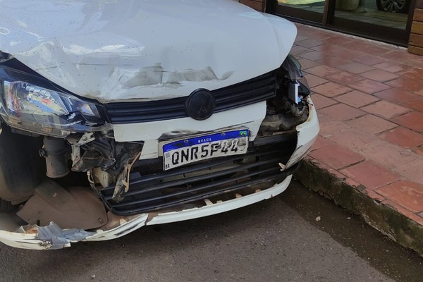Motorista de aplicativo fica ferida ao ser atingida por carro no Centro de Patos de Minas