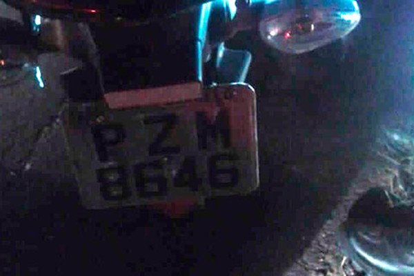 Polícia Militar Rodoviária prende dupla em moto tomada de assalto em Monte Carmelo 