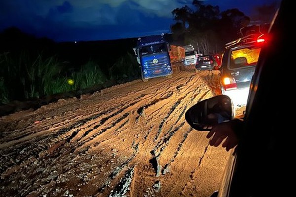 Motoristas ficam parados por mais de uma hora após veículos atolarem no trecho em obras da MGC-354