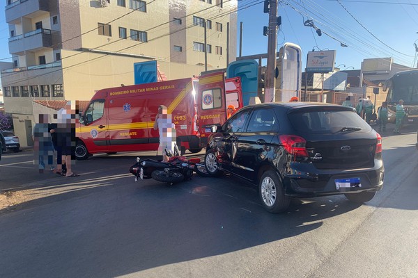 Carro inicia conversão e é atingido por motociclista que fazia ultrapassagem, em Patos de Minas