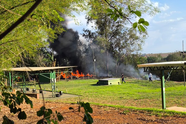 Incêndio atinge pneus em clube de tiro e provoca fumaça densa em Patos de Minas