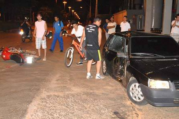 Batida violenta na avenida Jk deixa motociclista gravemente ferido