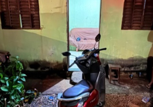 Motociclista acaba preso após bater em carro estacionado no Centro de Patos de Minas