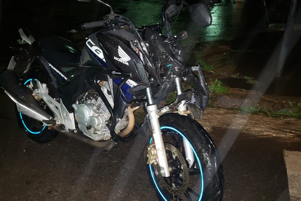 Motociclista fica gravemente ferido após avançar parada e bater em caminhonete em Patos de Minas