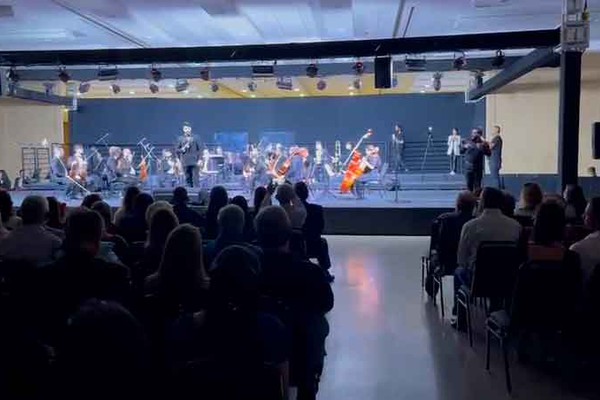 Em semana de show solidário da Orquestra Filarmônica, violinista surpreende pacientes da Santa Casa