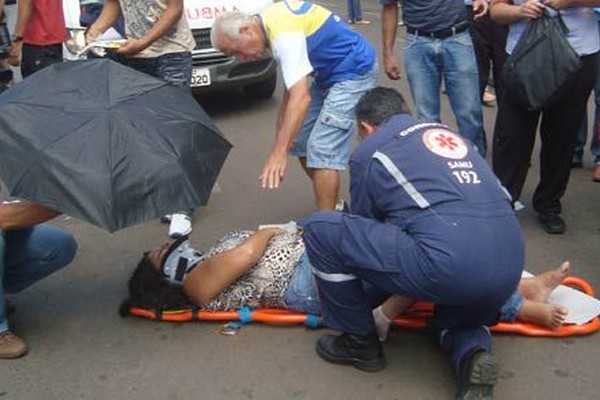 Mulher tenta atravessar a Olegário Maciel no meio dos carros e é atropelada