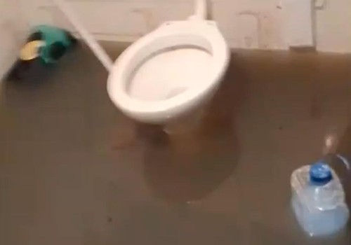 Casa é tomada por esgoto e depois por barro no bairro Santa Luzia, em Patos de Minas