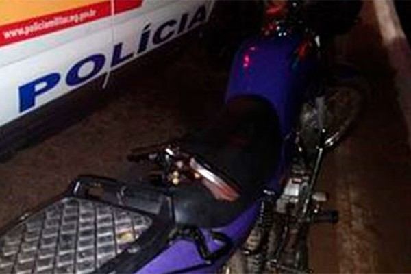 Jovem inabilitado é preso pela PM com revólver na cintura ao ser abordado em moto