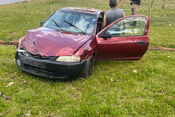 Carro para em cima de canteiro após motorista avançar parada obrigatória; ninguém ficou ferido