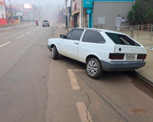 Motorista tem que ser acordado após acidente e carro ficar atrapalhando trânsito na Rua Major Gote