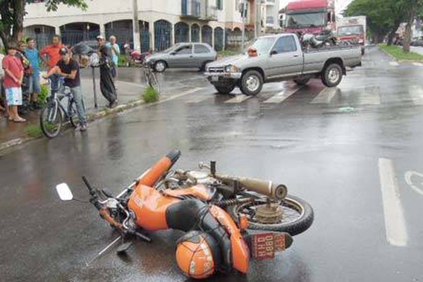 Motorista avança sinal vermelho e deixa mototaxista ferido na Barão do Rio Branco