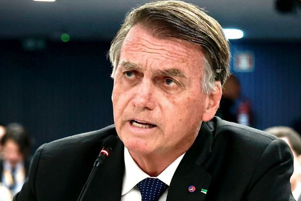 PF cumpre mandados na casa de Bolsonaro, encontra dólares e instala tornozeleira