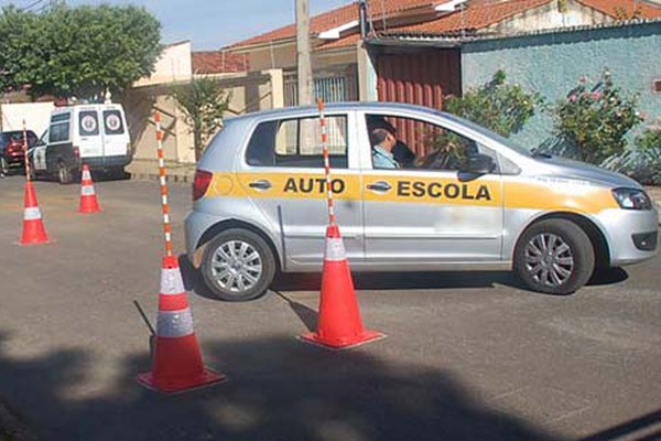 Candidatos reprovados no exame de rua têm que pagar R$ 300,00 em novo teste em Patos de Minas