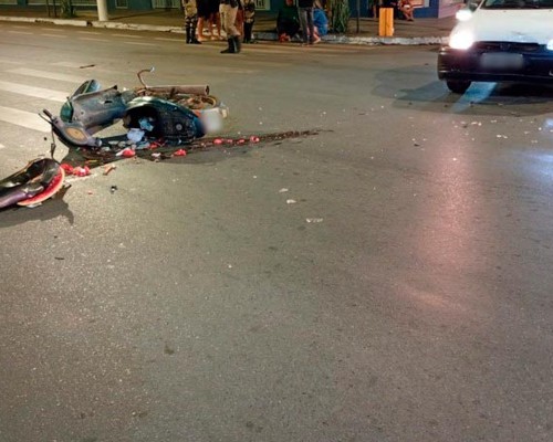 Motociclista sem habilitação e com sinais de embriaguez fica ferido e é preso após acidente no Centro