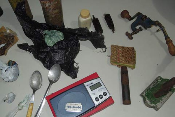 Polícia Militar encontra grande quantidade de drogas em mochila de adolescente de 17 anos