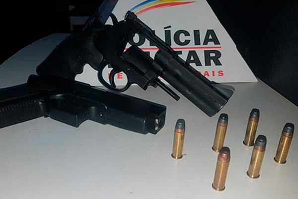 PM intensifica policiamento e flagra dupla com carro roubado, revólver e réplica em Patos de Minas