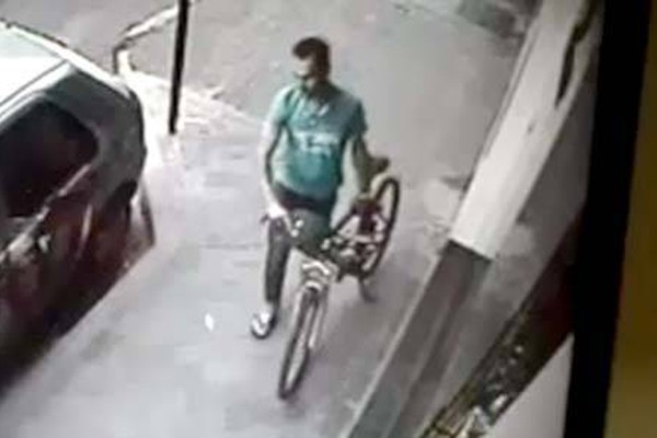 Câmeras de segurança flagram ladrão furtando bicicleta próximo ao Fórum