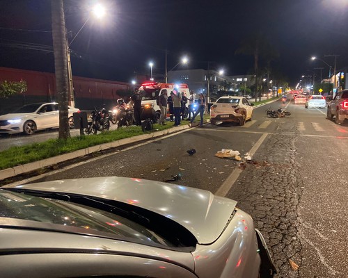 Motocicleta é prensada por carros na avenida Marabá e mãe e filho ficam feridos; veja