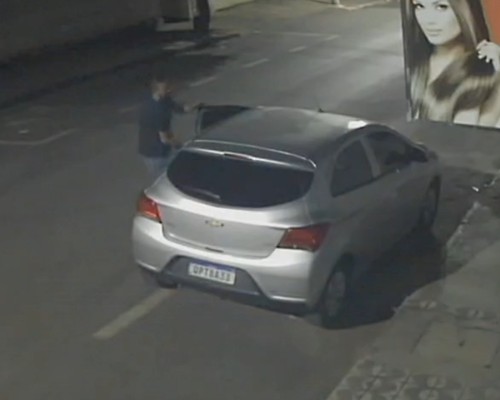 Jovem tem anéis de ouro avaliados em R$10 mil furtados de dentro de carro em Patos de Minas; veja vídeo
