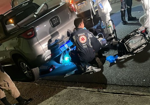 Motociclista vai parar debaixo de carro e sofre ferimentos graves em acidente no bairro Alto dos Caiçaras
