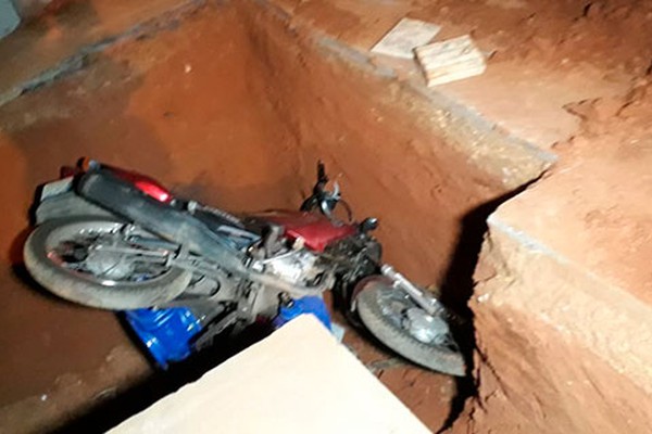 Homem fica ferido ao cair com moto em buraco gigante aberto pela Copasa no Ipanema