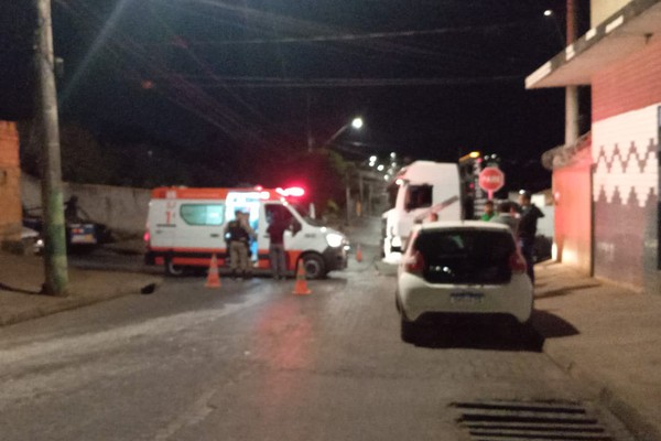 Motociclista morre após bater em cabo de aço de caminhão no bairro Santa Terezinha