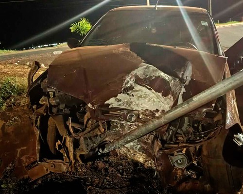 Motorista perde o controle, arranca poste e placa de trânsito na avenida Marabá e foge a pé