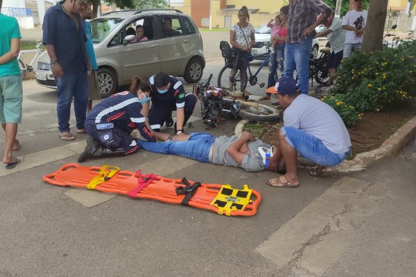 Motociclista fica ferido após ser atingido por carro que teria avançado a parada obrigatória em Patos de Minas