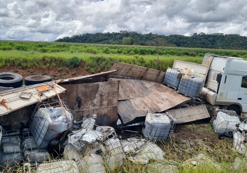 Carreta carregada com ácido fosfórico tomba na BR 365; parte da carga vazou