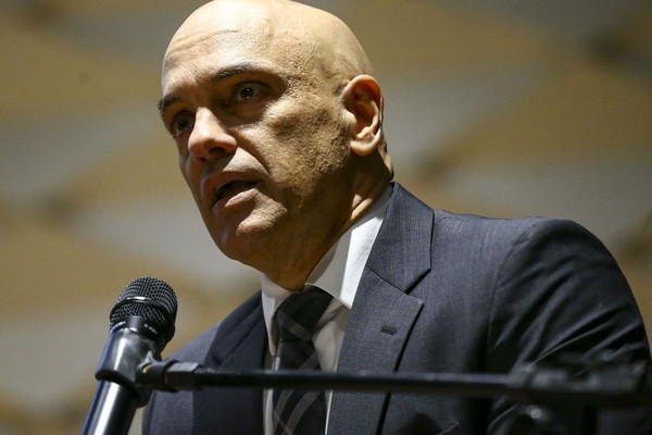 A pedido da PGR, Moraes abre inquérito contra governador e ex-secretário do DF