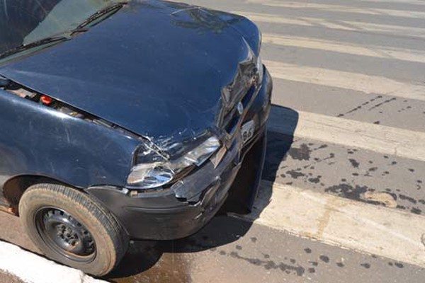 Motorista avança sinal vermelho e provoca acidente no centro de Patos de Minas